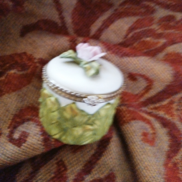Collectable porcelain mini pill comtainer - Picture 10 of 13